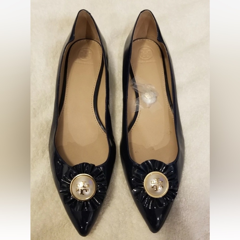 Tory Burch Melody Patent Leather Pointy Toe
Flats Pearl Emblem Slip On Size 7